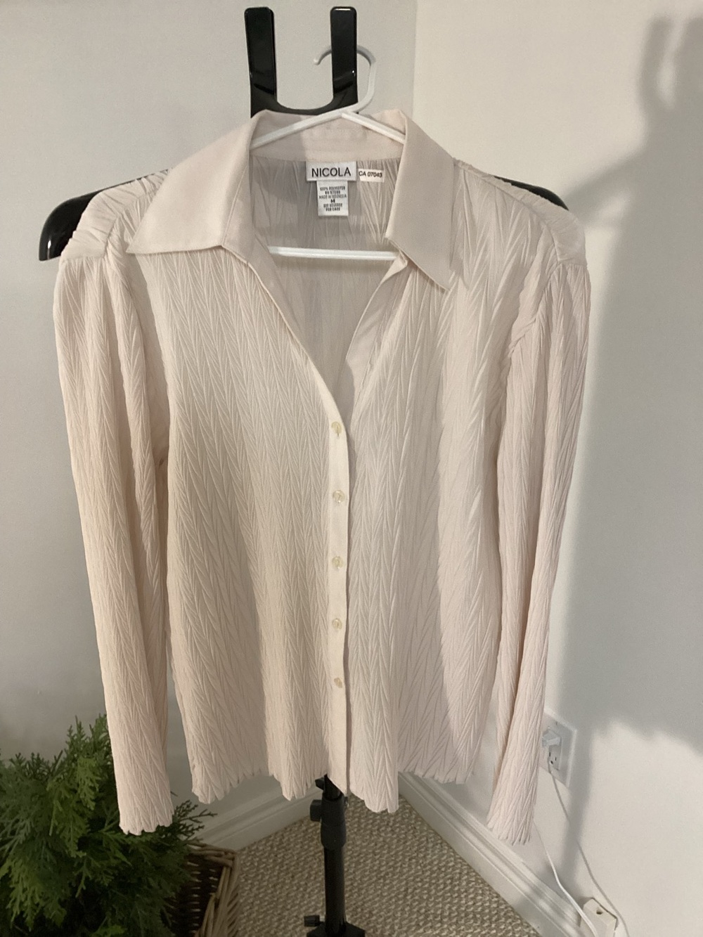 NICOLA Cream Textured Button-Front Long Sleeve Blouse Size Medium